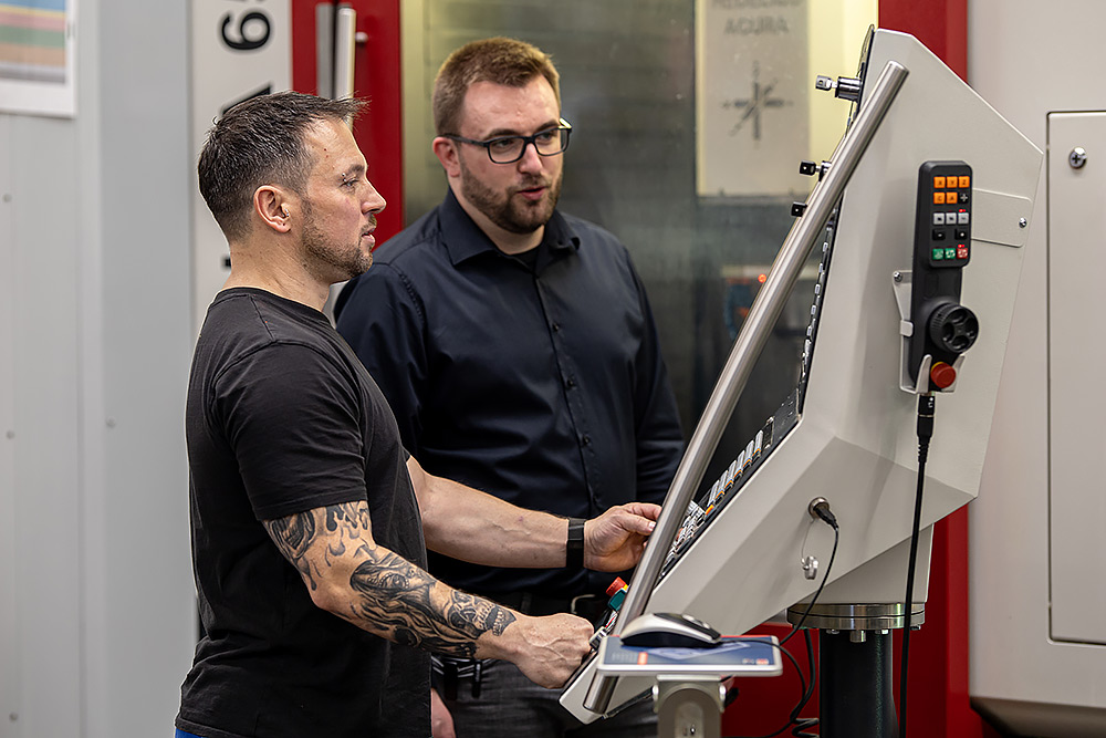 Teamarbeit in der Metallbauteile Fertigung